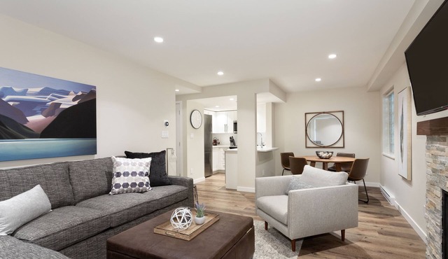 Designer Condo close to lifts. Large pool & hot tub, free wifi & secure parking