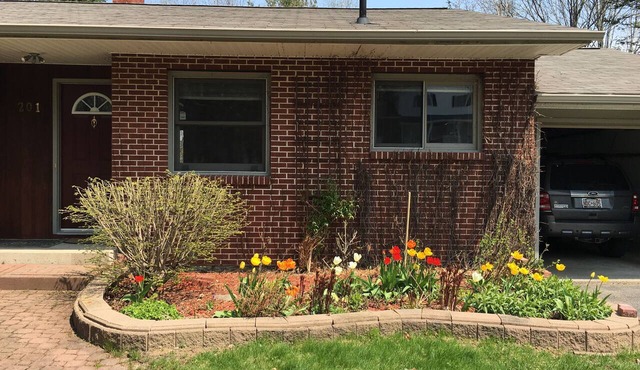 Designer Home Near Downtown—Gourmet kitchen—sleeps 10–Where Luxury Meets Nature