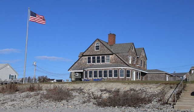 Direct Beachfront -- Newport's Easton's Beach in Middletown