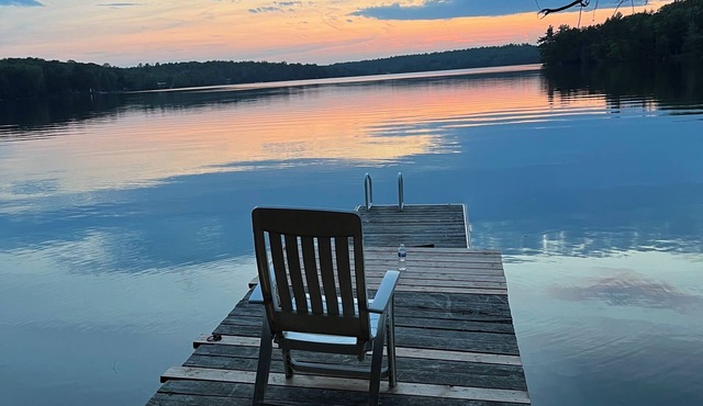 Disconnect to Reconnect! One minute to lake. Lakefront Getaway. Private home.