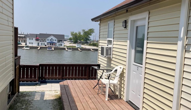 Dock Life Beach 1 - Cottage 12, Riverview, 1 Bedroom, 3 min walk to Beach 1