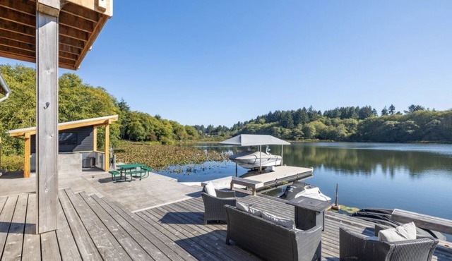 Dockside on Devil’s Lake, hot tub, dock, fire pits, game & family rooms, Pets OK in Lincoln City