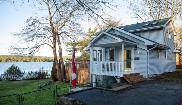 Dog Friendly 3 bedroom Lake House. Fenced Yard