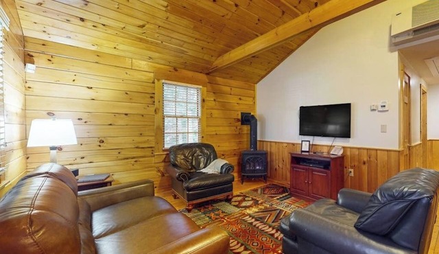 Dog-friendly cabin with wooded views, fireplace, AC near outdoor recreation in Northport