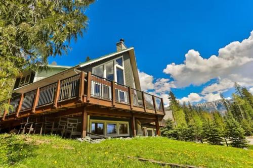 Dog friendly Home on Ski Hill with Hot Tub by StayIn