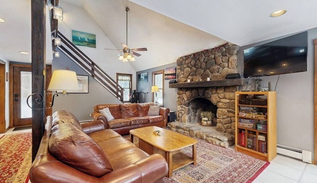 Dog friendly mountain view home in great location w/large yard in North Conway