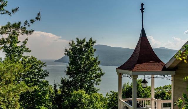 DOMAINE DU CAP CHARLEVOIX | River and mountain views