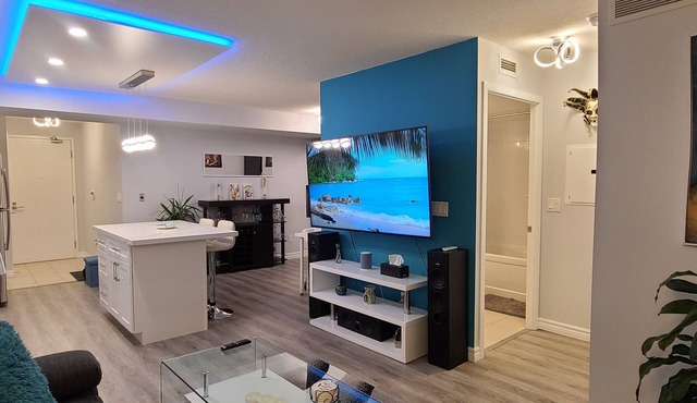 🏢Downtown 1 BDRM ➕ Den with lake & CN tower views!📌