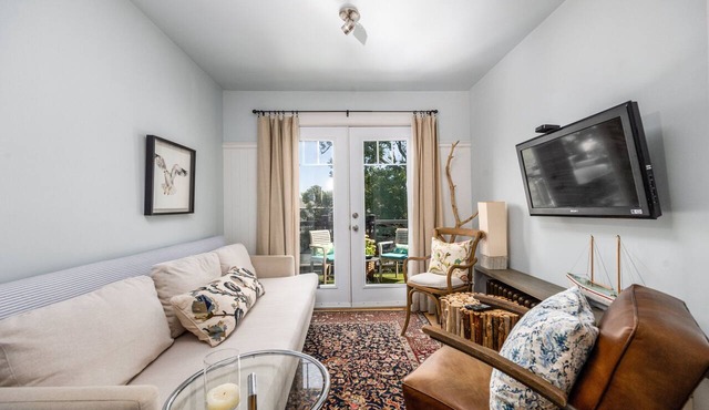 Downtown 1Bd Breezy Attic Get-Away Steps From Historic Old Charlottetown