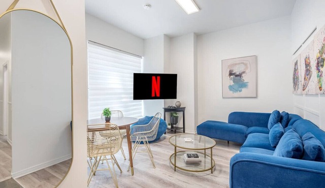 Downtown|5 min to Bell Center| Onsite parking $