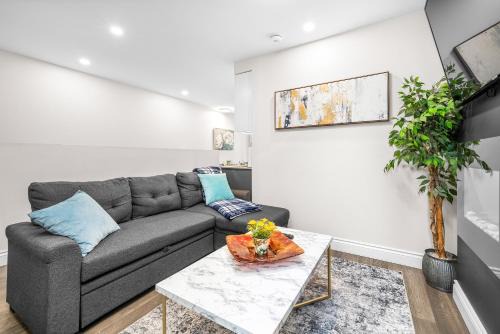 Downtown Apartment Steps to ByWard Market