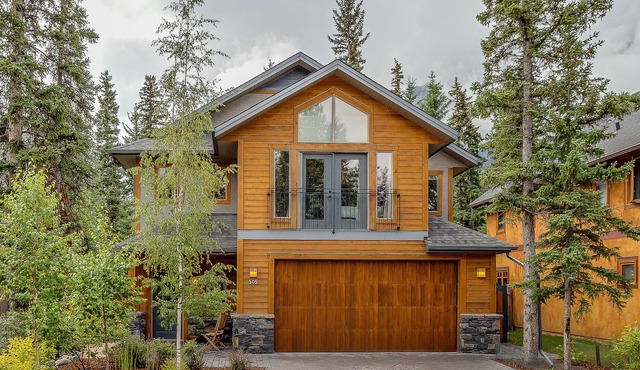 Downtown Canmore Luxury 3 Bed 3 Bath luxury home / house. On Park & Bow River