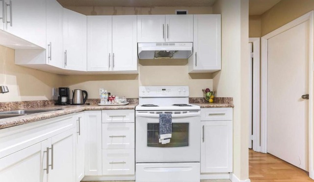 Downtown Central Edmonton Male only Accommodation Entire Unit Condo 12 inches thick Mattress Non Smoking in Edmonton