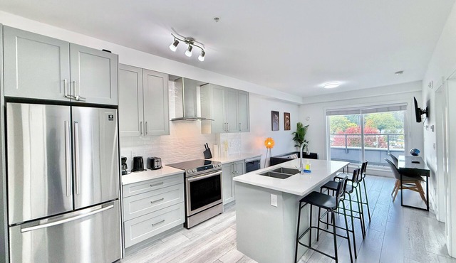 Downtown Condo near Vancouver Skytrain