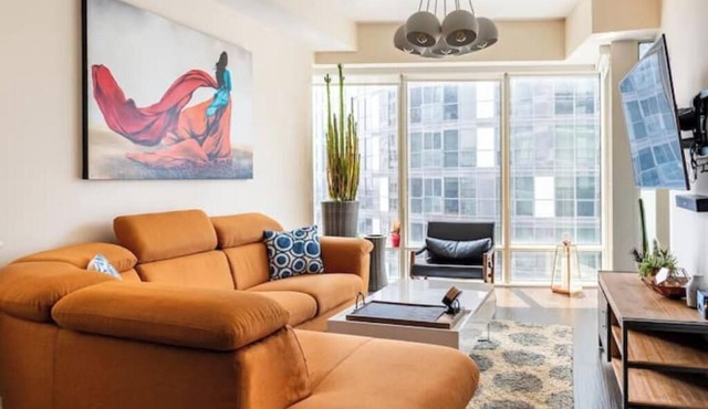 Downtown Gorgeous Luxury Condo 1 B+Den+2 full bath