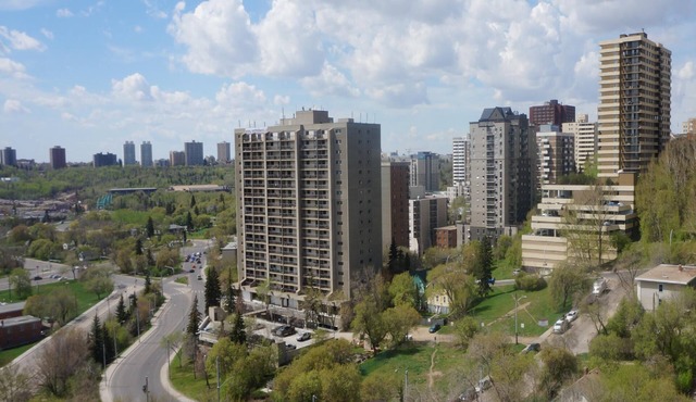 Downtown Highrise, Great Location, fast wifi and underground parking included!