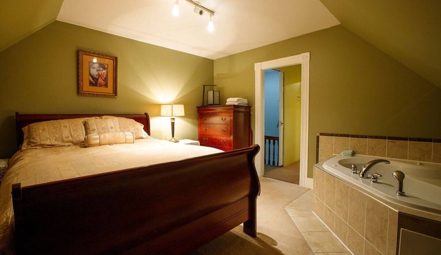 Downtown Liverpool, elegant garrett penthouse, Jacuzzi for two. in Liverpool