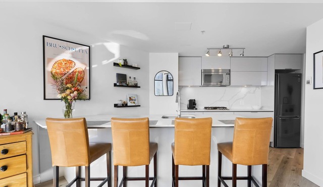 Downtown Luxury Apartment with Amazing City Views!