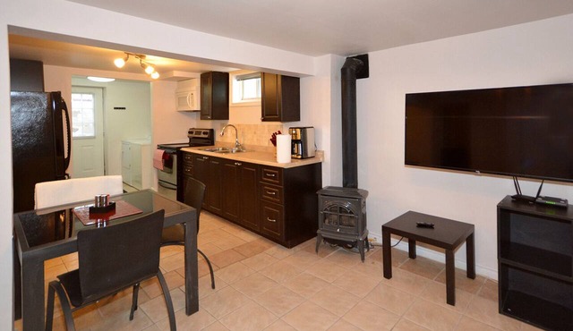 Downtown Quaint & Quiet Basement Apartment