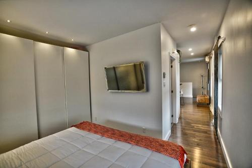 Downtown Sherby - Central, Parking, King Bed, Sleeps 3 in Sherbrooke