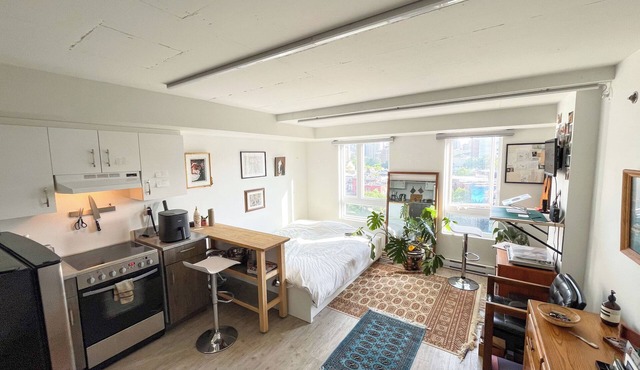 Downtown Studio Berri-UQAM Renovated in Montréal