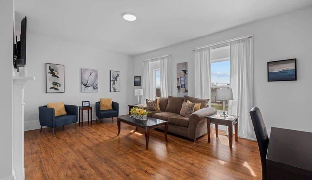 Downtown Urban Comfort Spacious 1 Bdrm Apartment