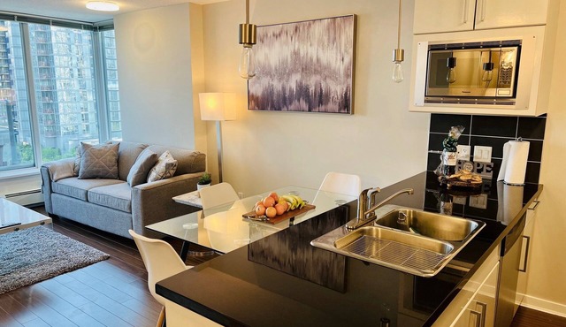 Downtown Vancouver, 1 Bd room and den, pool, gym, free parking, skytrain, view