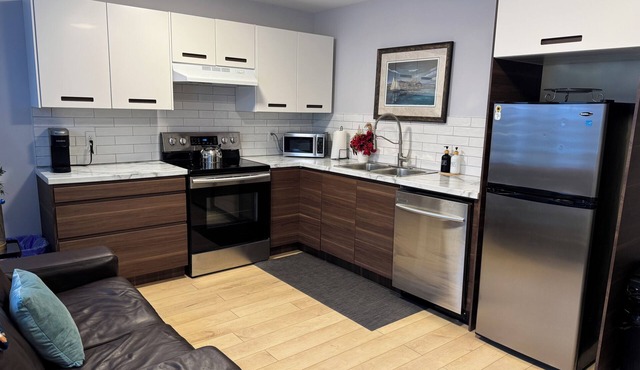 Downtown YYT 1 Bedroom Pet Friendly-mins to Night Life