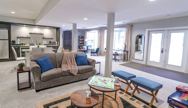 Dream Family stay w/King Bed and Home Theatre! Large Backyard & Pet Friendly