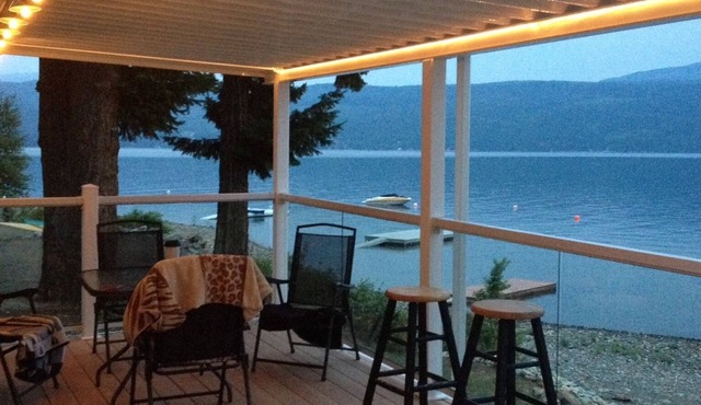Dream Vacation On The Lake, Family Friendly. Right on the beach.
