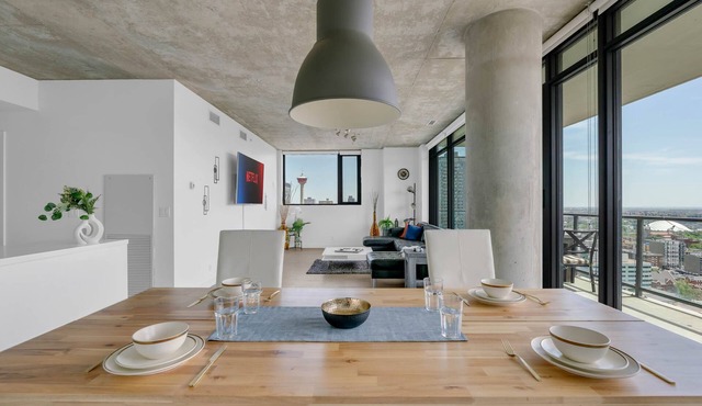 DT Sub Penthouse w/City Tower Views 2 Balconies