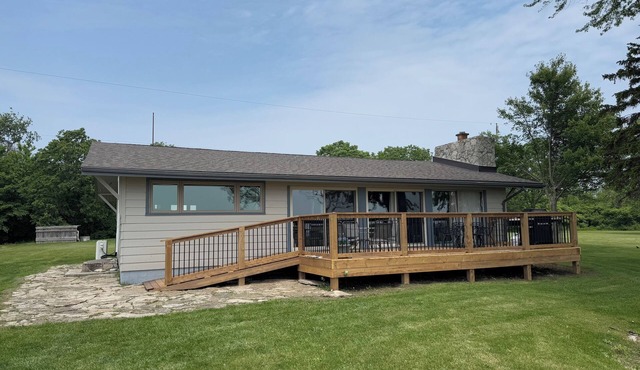 Due South - Lakefront cedar cottage w/firepit, deck, WIFI (Pet-Friendly!)