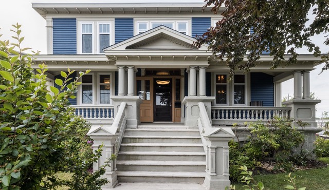 Duff Heritage House-4 bedrooms, sleeps 10!