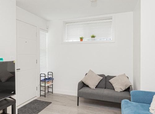 Dumfries Guest Room in Vancouver