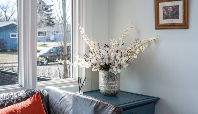 E@HOME 5BR2BA Near Chinook Mall & Transit, Free Parking, Fast Wi-Fi,