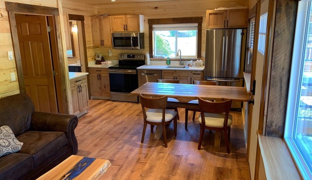 Eagle Cabin - Brand new all wood 3 bedroom cabin