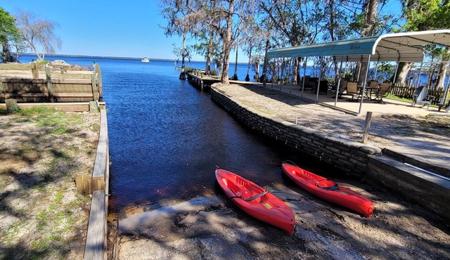 Eagle Point-Cozy Lake living House and Cottage. Family, pets and your boat. in Crescent City