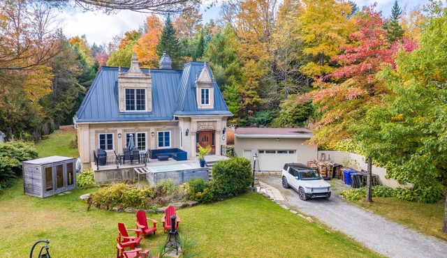 Eastern Townships waterfront with in-ground salt spa, sauna, kayaks, paddle boards and wifi
