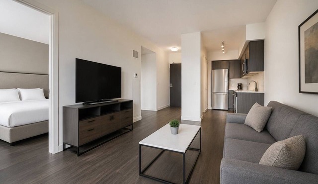Easygoing 1BR Stay Near Nightlife, Dining & Attractions