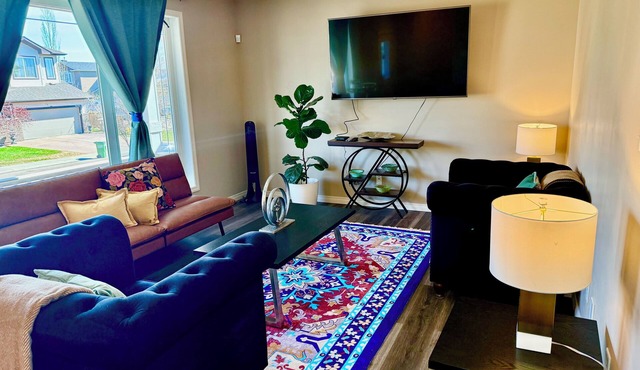 Edmonton, Brinell Park, Comfy Guest Retreat, 3BRs 4 Beds + Sofa bed and Garage