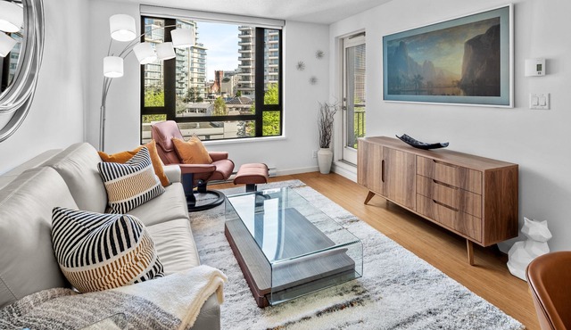 Elegant 1 bed condo located downtown, free parking