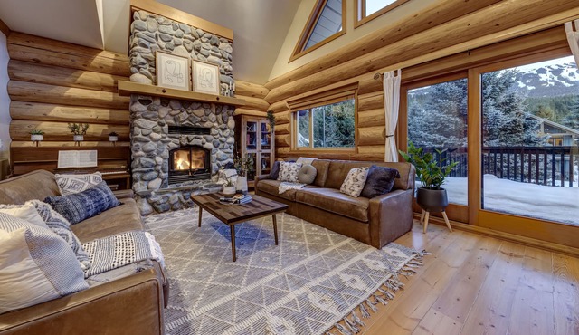 Elegant Chalet with Stunning Views of Whistler Mountain, walk to Village