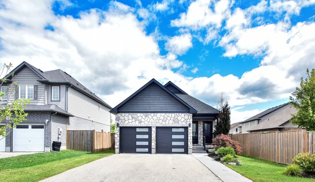 Elegant cozy 3 bedrooms, 2 bathrooms home with 1 King bed, 2 Queen beds