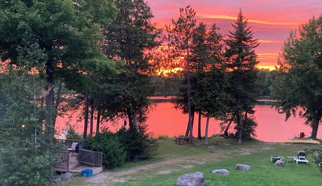 Elegant Kawartha Suite Retreat at the Lake Edge Cottages! in Lakefield