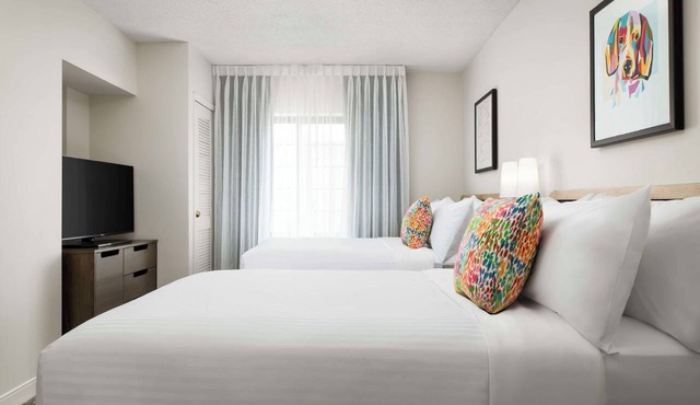 Elegant Suite with Swimming Pool, Pet-Friendly, and Near Pomona Mills Park