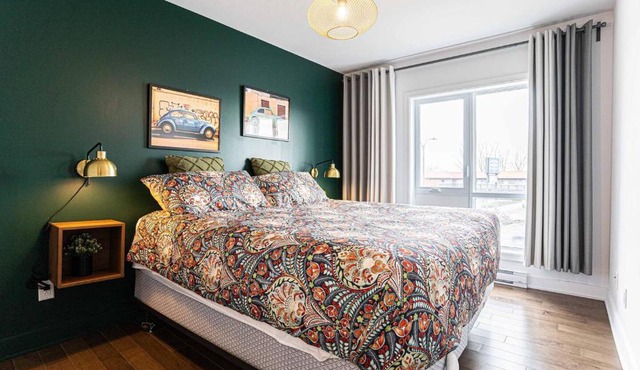 Emerald Retro King Suite with Gym & Parking near Downtown & Airport