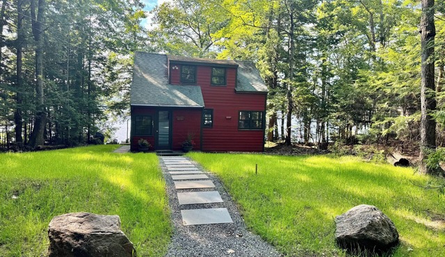 Enchanted Summer/Fall lakefront Cottage, 20 mins from downtown Portland! in Falmouth
