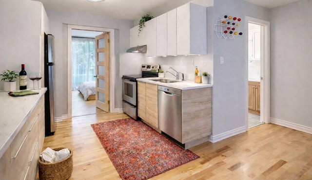 Enchanting 2-bedroom apartment with AC in vibrant Montréal
