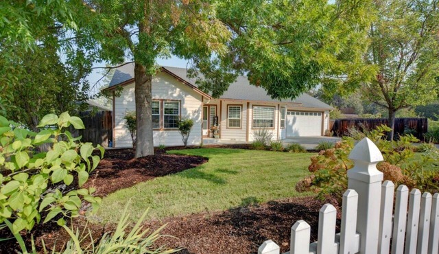 Enchanting 3 BR, minutes from Winerys, Snow Sking, exhilarating Rafting Tours. in Medford
