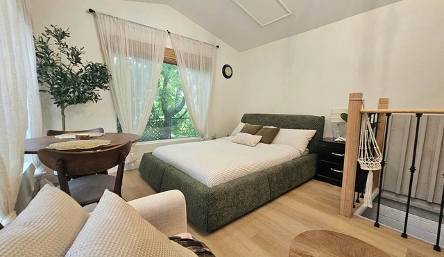 Enjoy in a spacious private studio, Garden suite, Park view. 400 sq feet living